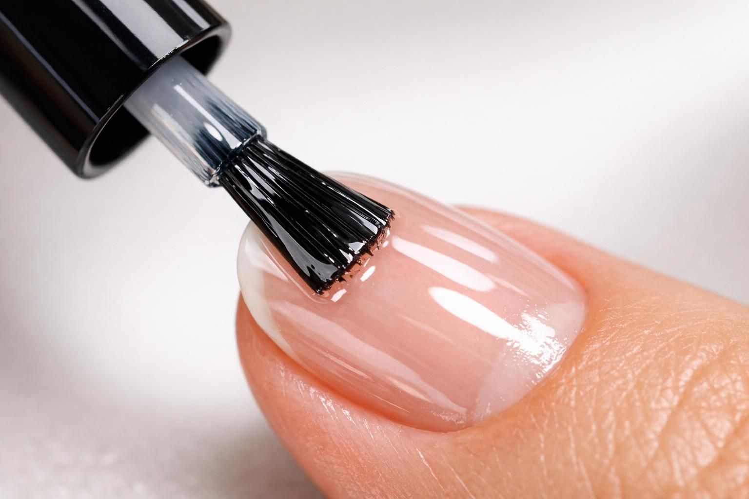 découvrez des astuces simples et efficaces pour faire sécher votre vernis à ongles plus rapidement et obtenir une manucure impeccable en un rien de temps.