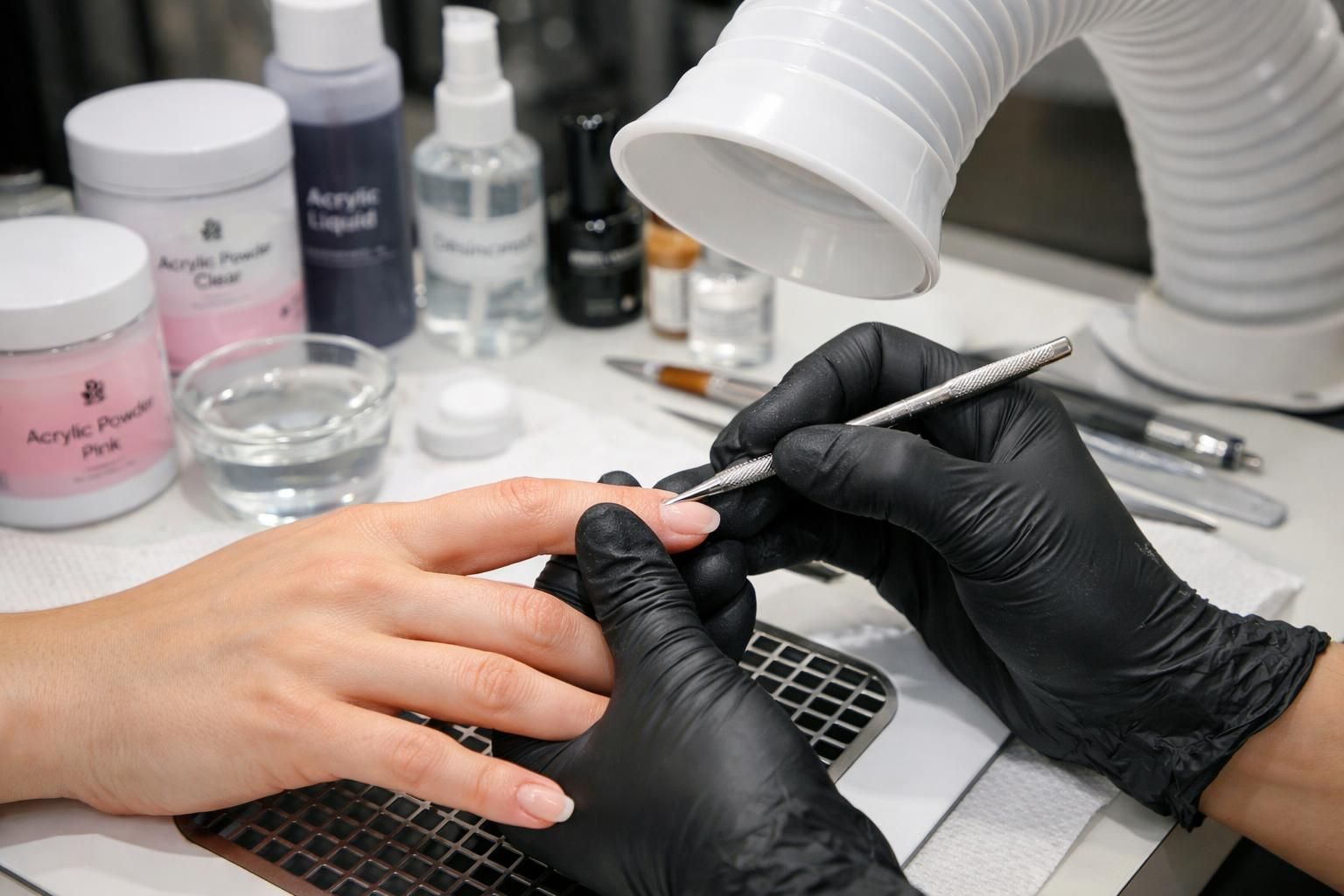 découvrez les avantages et inconvénients des ongles en résine, ainsi que leurs différences avec les ongles en gel pour bien choisir votre pose.