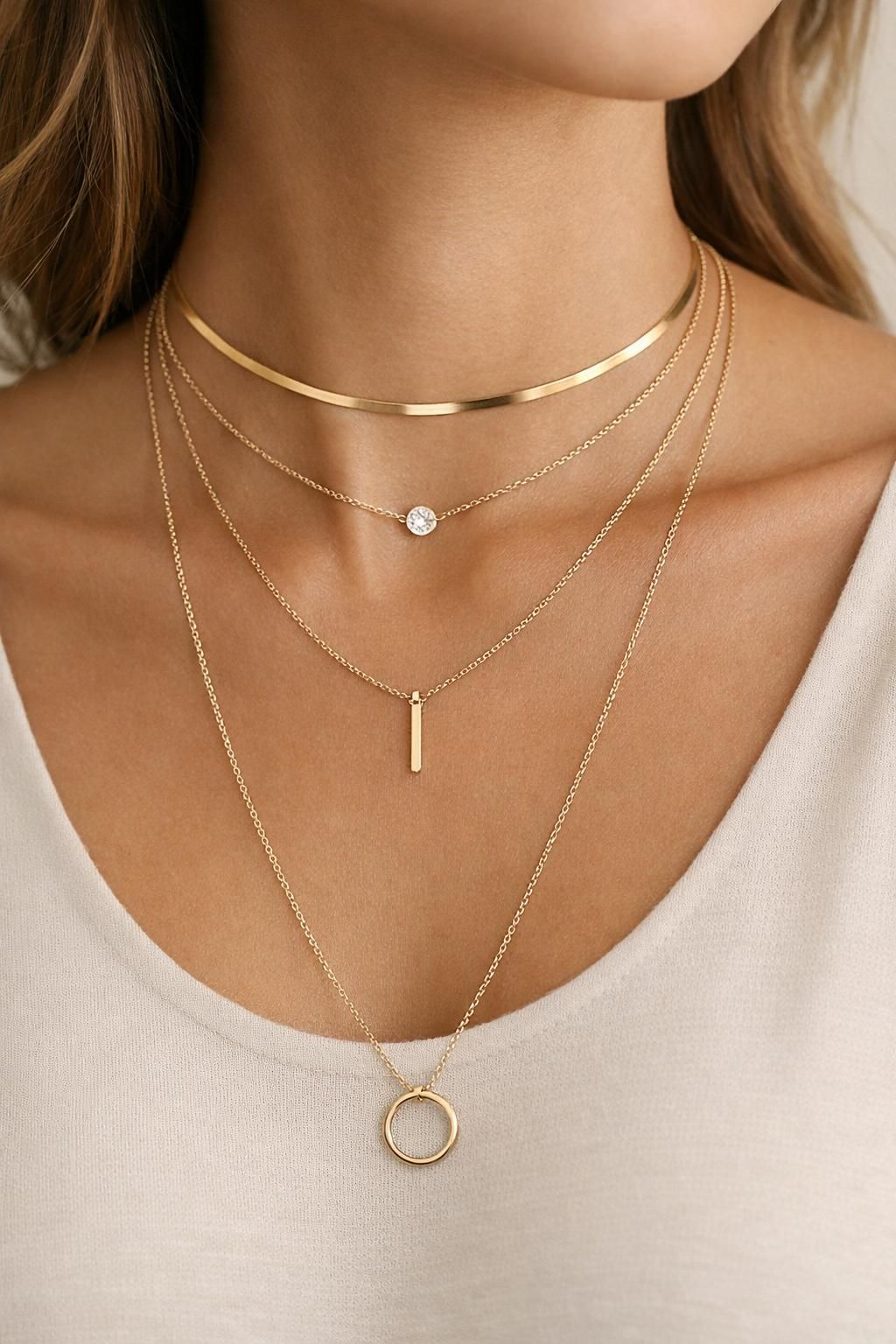 découvrez comment choisir la longueur idéale de collier en fonction de votre décolleté pour sublimer votre style avec élégance et harmonie.
